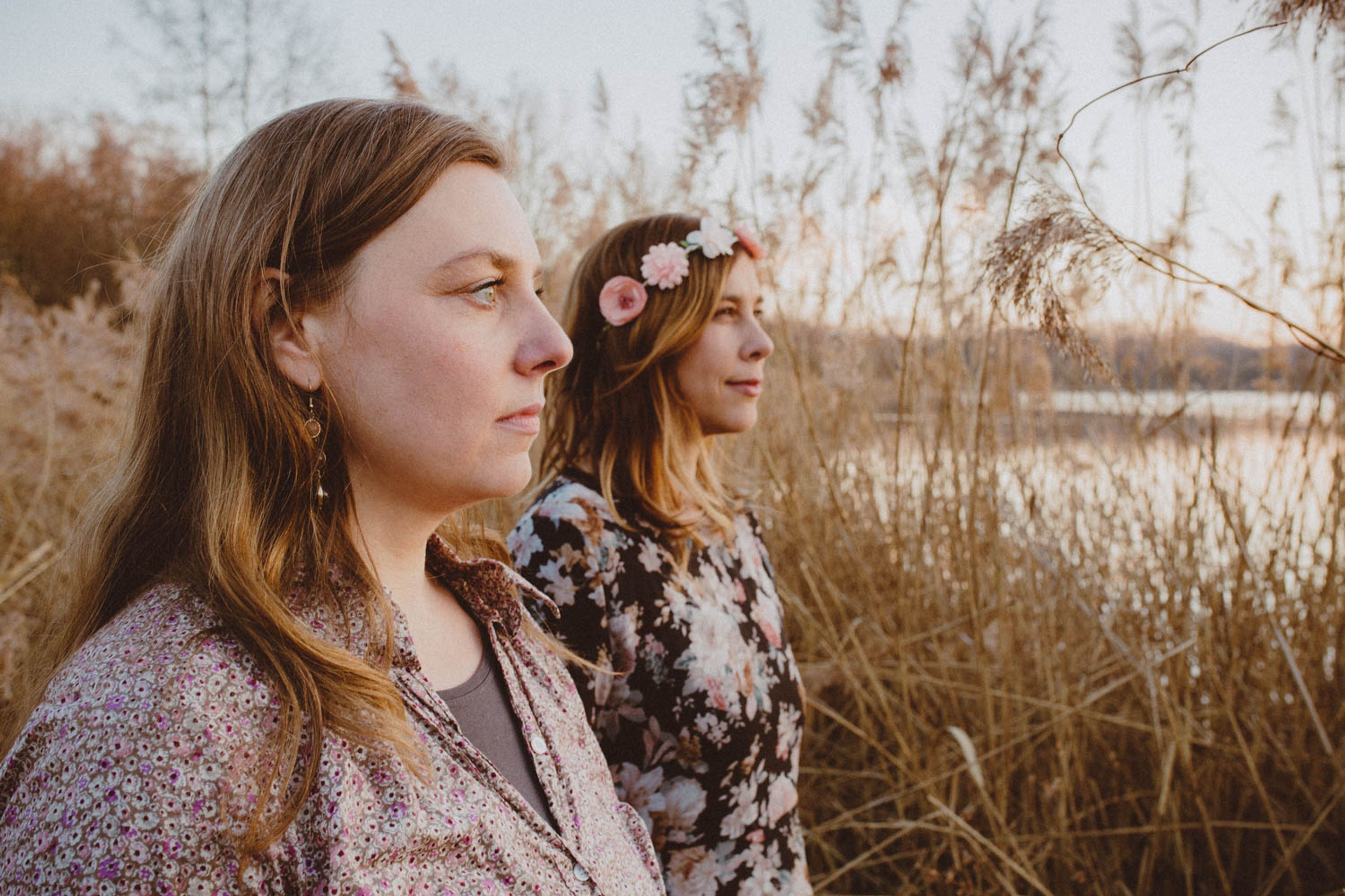 Lena und Jenny nebeneinander von der Seite am See